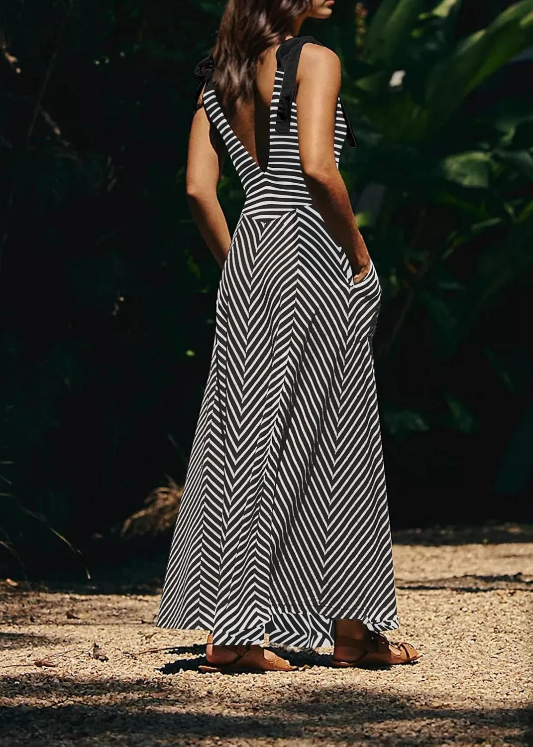 Casual Summer Maxi Dresses Striped Smocked V Neck Sleeveless Sundress Tie Strap Flowy Beach Long Dress with Pockets