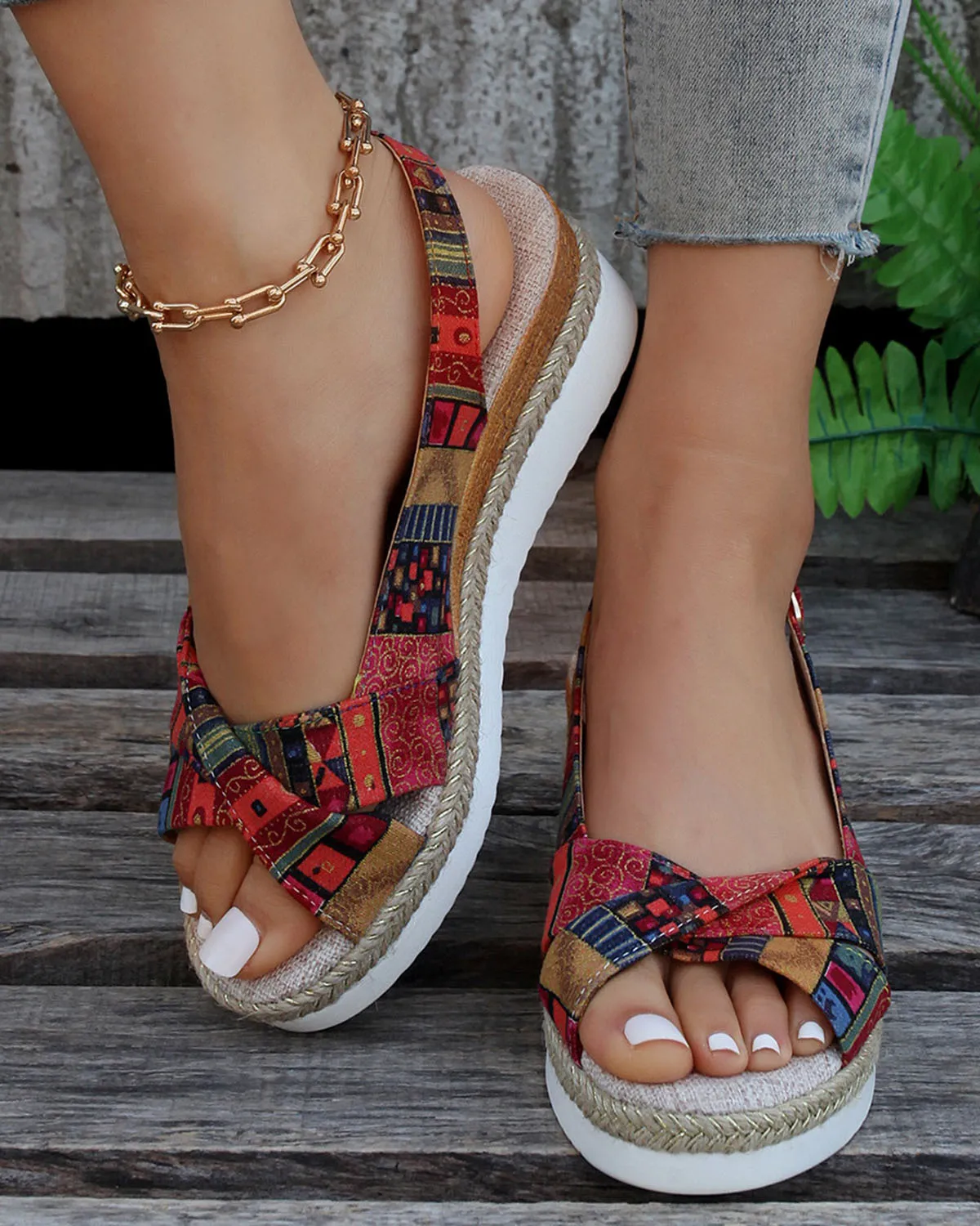 Comfortable and versatile orthopedic summer footwear