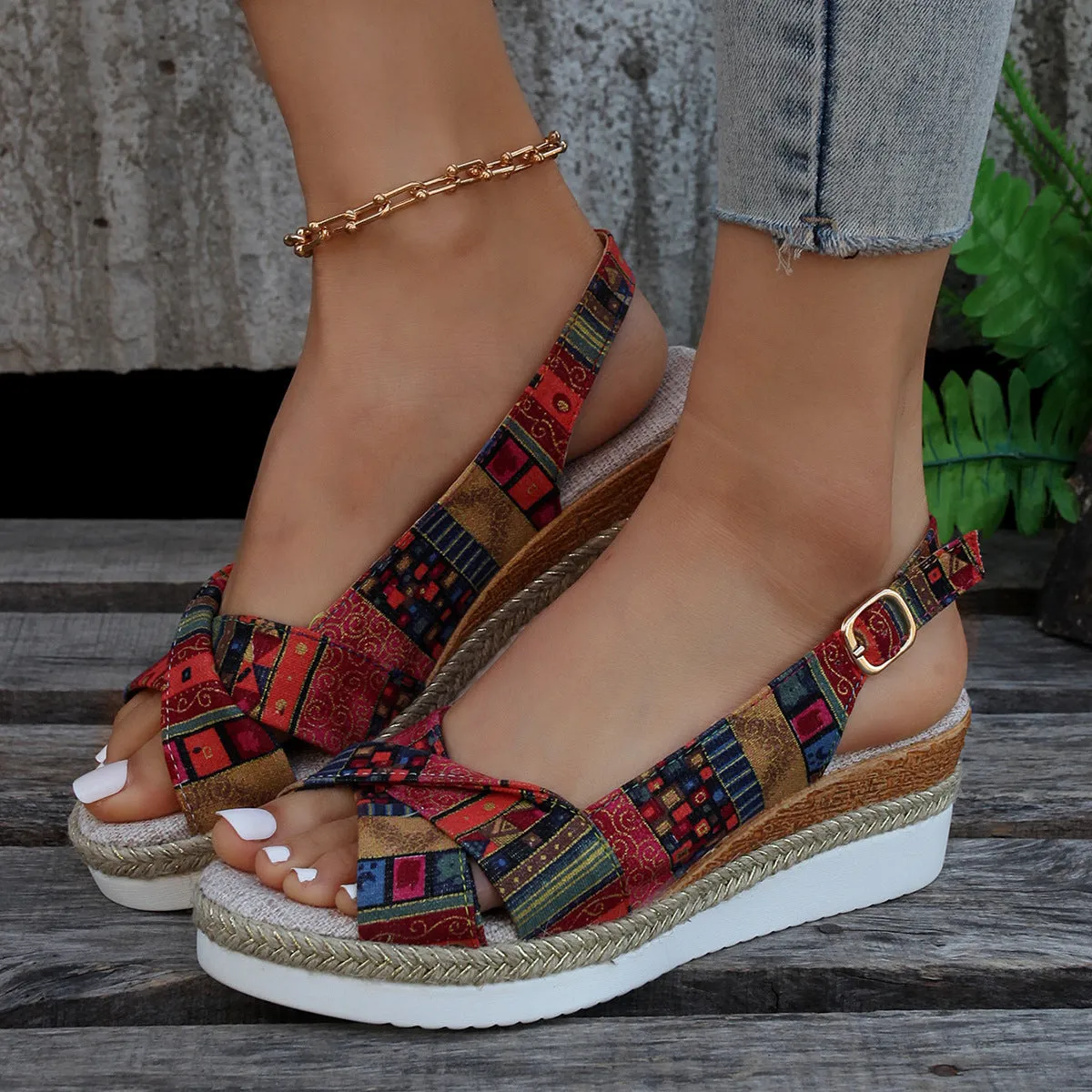 Comfortable and versatile orthopedic summer footwear
