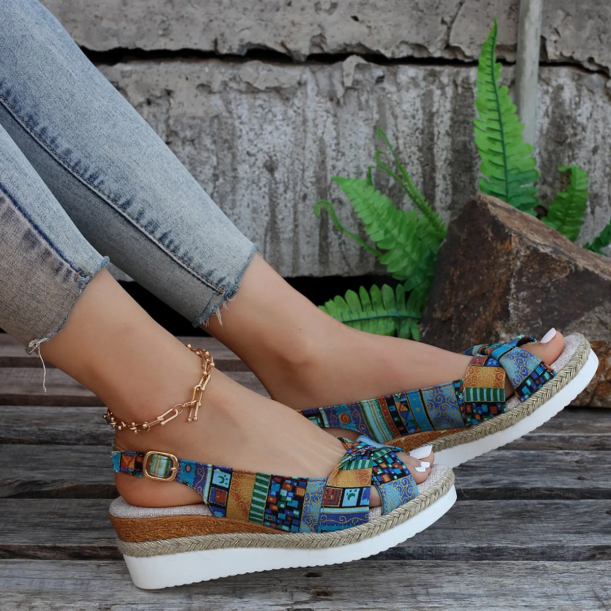 Comfortable and versatile orthopedic summer footwear