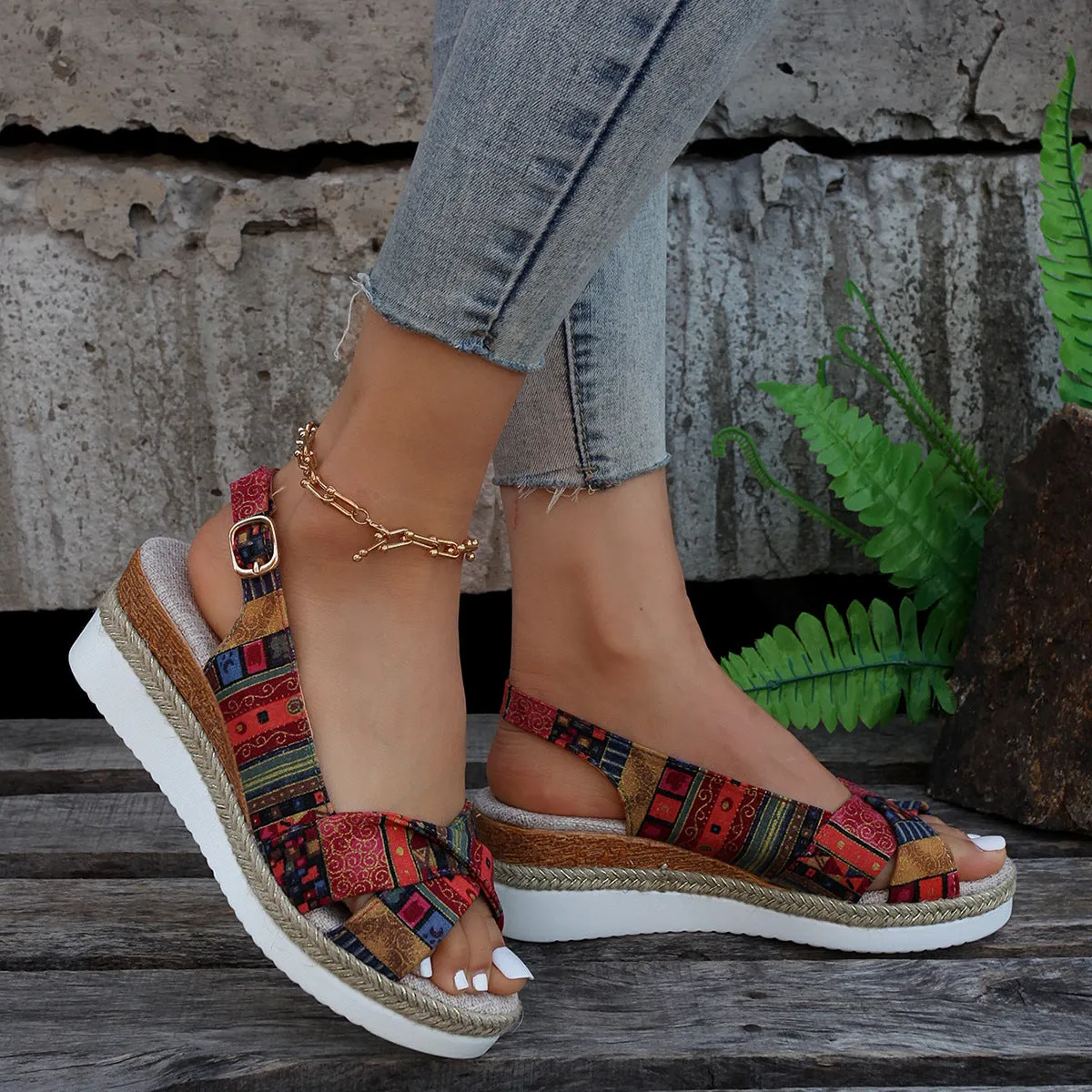 Comfortable and versatile orthopedic summer footwear