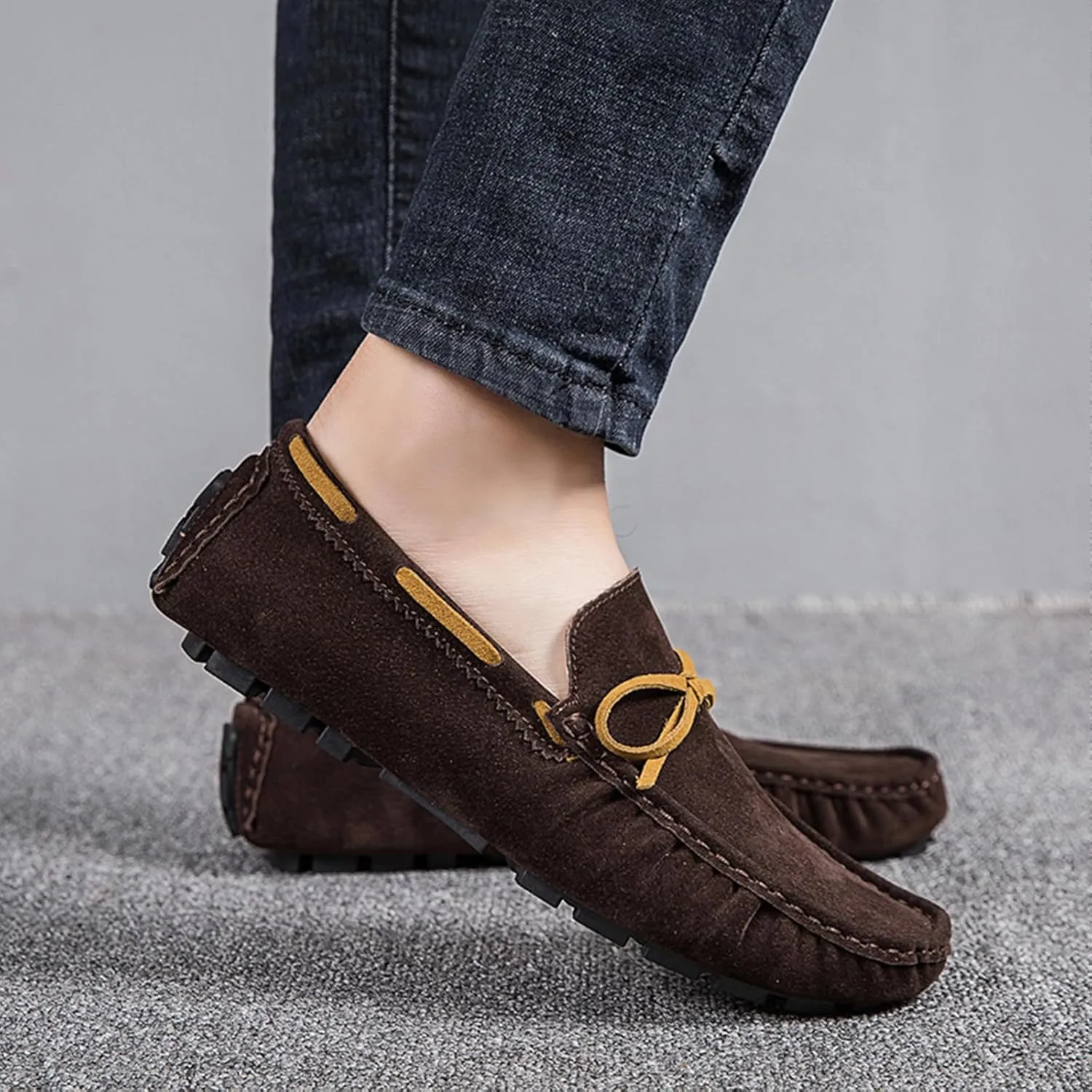 Men's Suede Handmade Moccasin Loafers Retro Round Toe Bow Slip On Comfortable Driving Shoes Fashionable Solid Color Non-Slip Walking Shoes