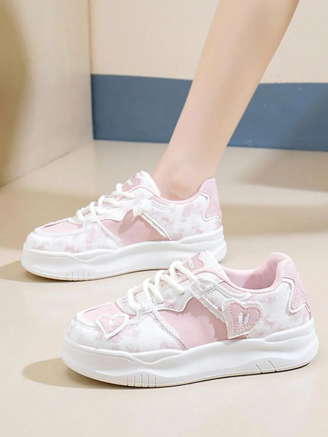 Y2K Platform Sneakers Heart Shape Pattern Trendy Mesh Thick Sole Height Increasing Student Casual Everyday Streetwear Lightweight Platform Ladies White Shoes Comfortable
