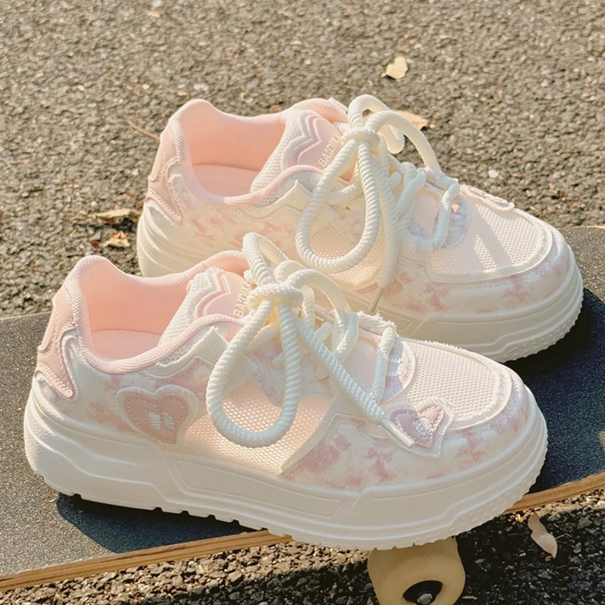 Y2K Platform Sneakers Heart Shape Pattern Trendy Mesh Thick Sole Height Increasing Student Casual Everyday Streetwear Lightweight Platform Ladies White Shoes Comfortable
