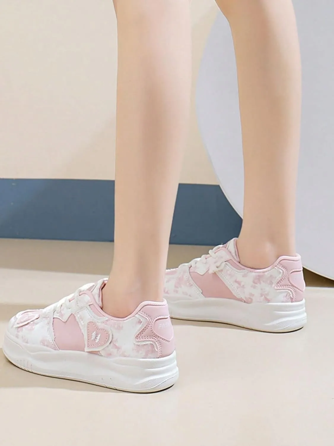 Y2K Platform Sneakers Heart Shape Pattern Trendy Mesh Thick Sole Height Increasing Student Casual Everyday Streetwear Lightweight Platform Ladies White Shoes Comfortable